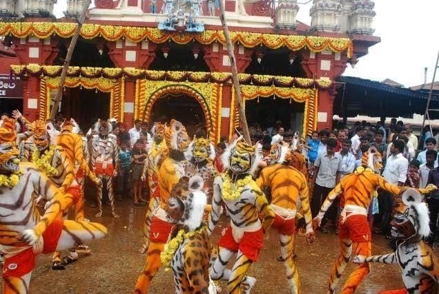 Art Forms of Karnataka: pili vesa huli vesha
