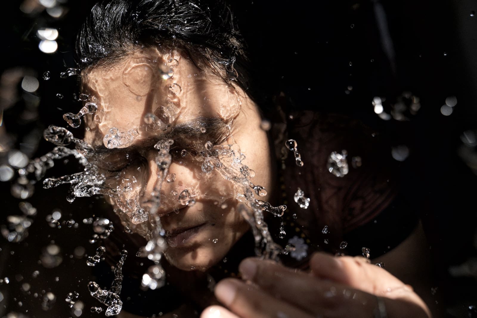 himalaya wellness facewash woman in black shirt with water droplets